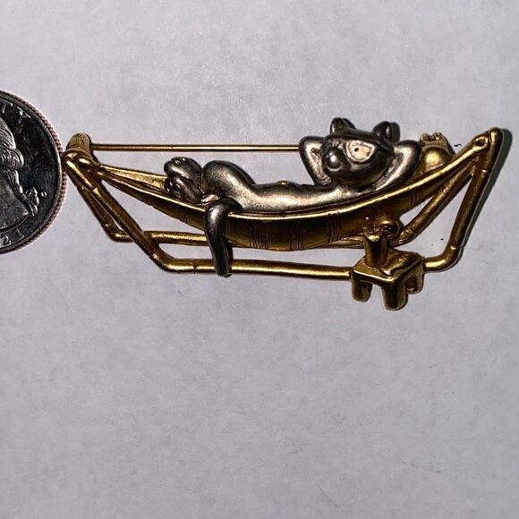 Danecraft vintage cat in hammock 2 toned brooch pin - Picture 2 of 7